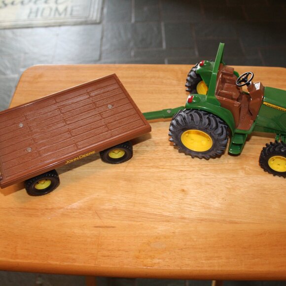John Deere - Tractor with Flatbed Wagon - Picture 2 of 3
